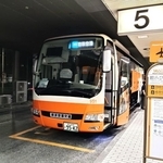 T-CATから羽田空港、成田空港行きリムジンバスが発車する