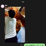実家のお母さんから届いたゆきちくんとお父さんの写真（画像提供：Tさん）