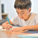 この11年で1日あたりの学校外の学習時間は約2割減少　※画像はイメージです（godfather/stock.adobe.com）