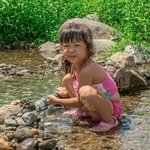 ８歳娘、川遊びに来たのに「ここは石研究所でーす」と石に夢中→1時間後にまさかの発見！　見守った母の思い