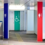 「名誉の負傷だわ！」駅トイレの中から「誰か助けて」とSOS、扉も開けられず…　ある女性の、わが身をかえりみない救出エピソードが話題に