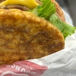 「ぬれ煎餅」がバーガーに！？　銚子電鉄の名物がまさかの変身　ドムドムハンバーガーと衝撃のコラボ　「意外とおいしい！」