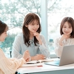 「職場のコミュニケーション」約7割が世代間ギャップを感じている　※画像はイメージです（studio 66/stock.adobe.com）