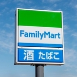「どこかでみたことあるけど…何だっけ」ファミマの窓で見つけたステッカー　太陽と星マークに「いるんですか？」「ずっと探してる」