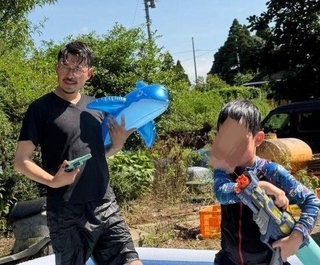 休みの日は朝8時からふたりで庭のプールで遊ぶという（「ゴリラ旦那」さん提供、Instagramよりキャプチャ撮影）※画像はトリミングしています