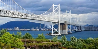 与島パーキングエリアから春の瀬戸大橋（香川県坂出市）=WAWA/stock.adobe.com