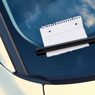 車のワイパーに挟まれたメモ　※画像はイメージです（trendobjects/stock.adobe.com）