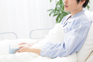 入院中の患者※画像はイメージです（Paylessimages/stock.adobe.com）
