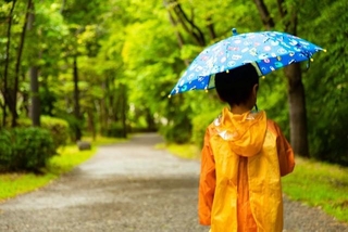 子ども用傘は大人が使うには小さい…　※画像はイメージです（Photographer YOSHI/stock.adobe.com）