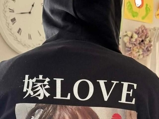 夫が出張に着て行ったのは「嫁パーカー」／しる子さん（@shiru__ko2）提供＝画像をトリミングしています
