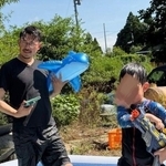 休みの日は朝8時からふたりで庭のプールで遊ぶという（「ゴリラ旦那」さん提供、Instagramよりキャプチャ撮影）※画像はトリミングしています
