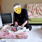 産後の里帰り、赤ちゃんの隣で正座するじいじ　そこへ愛猫もついてきて…3.5万件超の反響「この1枚で涙腺がぁ」「幸せな世界」