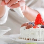 2歳息子の誕生日、ケーキを食べないので→わざと崩してみて、驚きの光景に……　息子大興奮「発想すごい」「大人だけどこれして欲しい」