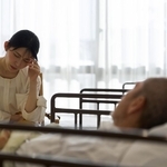 1人で義両親の介護は無理…　※画像はイメージです（mapo/stock.adobe.com）