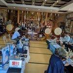 お寺本堂の第一会場（局長さん提供）