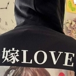 夫が出張に着て行ったのは「嫁パーカー」／しる子さん（@shiru__ko2）提供＝画像をトリミングしています