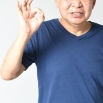 OKサインをする高齢者男性※画像はイメージです（koumaru/stock.adobe.com）