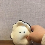 牡蠣のぬいぐるみを置いてみると……（「保護猫あぶら&ぽんず」さん提供、Instagramよりキャプチャ撮影）