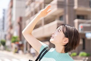 秋になったら日焼け止めを塗らなくても大丈夫？　※画像はイメージです（miya227/stock.adobe.com）