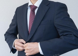 スーツ姿の男性※画像はイメージです（aomas/stock.adobe.com）