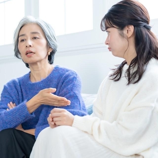 義母の昔話にうんざり…　※画像はイメージです（ponta1414/stock.adobe.com）