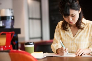 カフェでの勉強 ※画像はイメージです（UTS/stock.adobe.com）