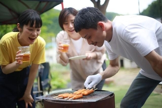BBQを楽しむ家族※画像はイメージです（yamasan/stock.adobe.com）