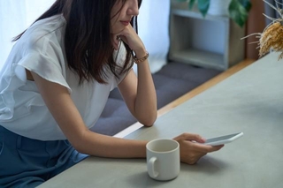 自分から連絡するか迷う…　※画像はイメージです（maru54/stock.adobe.com）