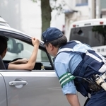  交差点に多数の警察官　「え、事故？」と注視していたら…大根配ってる！　添えられたメッセージに爆笑＆納得