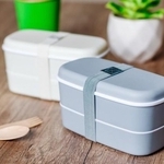 ゴムバンド付きの密閉式プラスチック製二段式ランチボックス2個　（lithiumphoto/stock.adobe.com）※画像はイメージです
