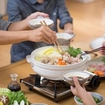 家族で鍋を囲むと会話が増える？　子どもがいる男女1001人に聞いた家族で食べたい鍋、1位は？