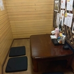 こんなお客は神様です　4人用個室を9人でわいわい飲食　自衛隊員御用達の居酒屋で見かけたスペース徹底活用術