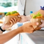 キッチンカーで食べ物を売る男性※画像はイメージです（Maksym Azovtsev/stock.adobe.com）