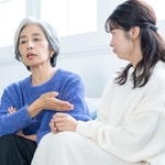 義母の昔話にうんざり…　※画像はイメージです（ponta1414/stock.adobe.com）