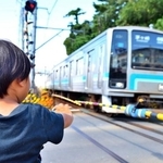 踏切で電車に手を振る親子　※画像はイメージです（masyok/stock.adobe.com）