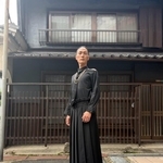 「お兄さん、カッコええねー」電車で70代女性に声をかけられた大学教授「実はこの服は」…車内で言葉を交わした20分　障害のある息子への母の思い