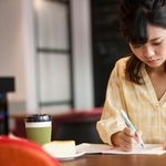 カフェで数学の問題を解く26歳会社員　大学受験の予定はないのに問題集と向き合う姿に「大人になってからの勉強って実はめっちゃ楽しい」