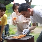 BBQを楽しむ家族※画像はイメージです（yamasan/stock.adobe.com）