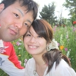 【ビフォー写真】当時110Kgあったというまささんと奥さんが花畑でツーショット。以降17年間ラブラブの生活が始まる  画像提供：まささん