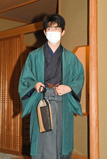 対局室に入る藤井聡太棋聖＝５日午前８時４４分、神戸市北区有馬町の旅館「中の坊瑞苑」（撮影・後藤亮平）