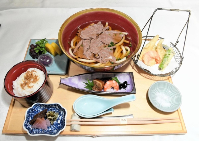 藤井棋聖の昼食は谷川浩司九段もお気に入りという「肉うどん」御膳＝５日午後０時２分、神戸市北区有馬町の旅館「中の坊瑞苑」（撮影・後藤亮平）