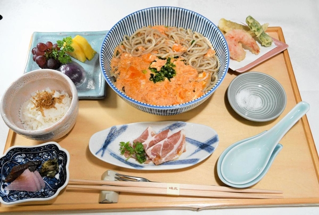 木村一基王位の昼食は「たまごとじそば御膳」（全体に量少なめ）＝５日午後０時１０分、神戸市北区有馬町の旅館「中の坊瑞苑」（撮影・後藤亮平）