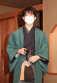 対局場に入る藤井聡太棋聖＝４日午前、神戸市北区有馬町、旅館「中の坊瑞苑」（撮影・吉田敦史）