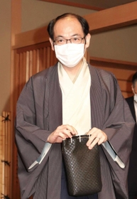 王位戦第３局の対局開始１０分ほど前に対局場入りする木村一基王位＝４日午前、神戸市北区有馬町、旅館「中の坊瑞苑」（撮影・吉田敦史）