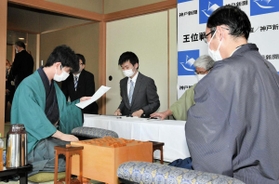 棋譜を確認する藤井聡太棋聖。手前は木村一基王位＝５日午前９時１分、神戸市北区有馬町の旅館「中の坊瑞苑」（撮影・後藤亮平）