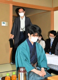 対局室に入る木村一基王位。手前は藤井聡太棋聖＝５日午前８時４８分、神戸市北区有馬町の旅館「中の坊瑞苑」（撮影・後藤亮平）