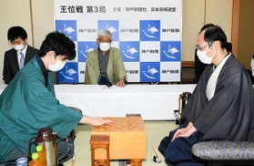 初日の棋譜を再現する藤井聡太棋聖（左）と木村一基王位＝５日午前８時５４分、神戸市北区有馬町の旅館「中の坊瑞苑」（撮影・後藤亮平）
