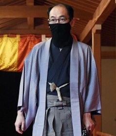 王位戦第４局の対局場に入る木村一基王位＝１９日午前、福岡市中央区の大濠公園能楽堂