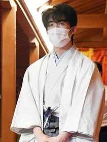 王位戦第４局の対局場に入る藤井聡太棋聖＝１９日午前、福岡市中央区の大濠公園能楽堂