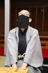 対局終了後、天を仰ぐ木村一基前王位＝２０日午後、福岡市中央区の大濠公園能楽堂
